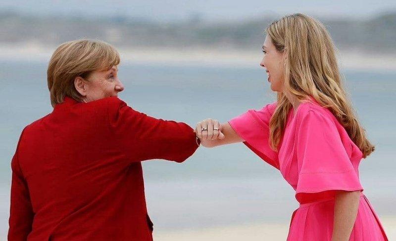 Саміт G7 почався з яскравої фотосесії на пляжі