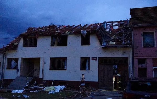 Смертельний торнадо у Чехії: фото та відео жахливих руйнувань