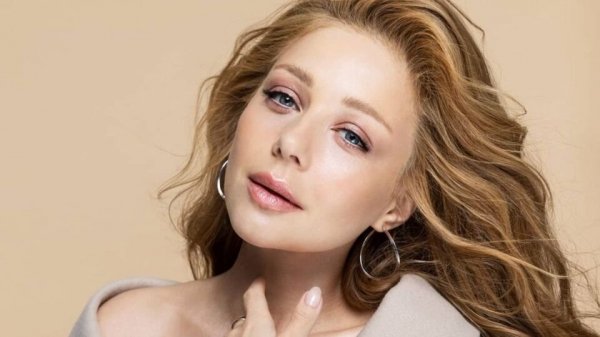 Тина Кароль подчеркнула грудь стальным топом