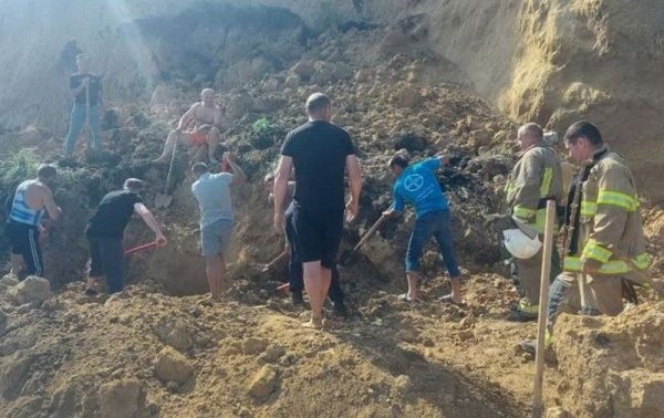 В Одесской области на пляже сошел оползень: под завалами могут быть люди