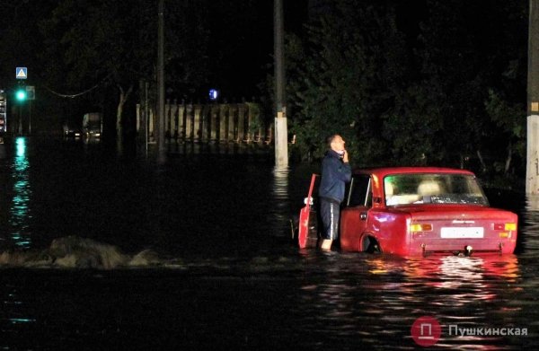 Утонувшие авто и смытый асфальт: как улицы Одессы выглядели сразу после мощнейшего ливня. Фоторепортаж