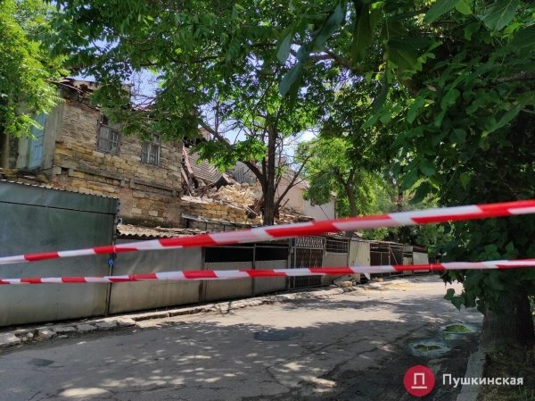 В Одессе обрушилось 2-этажное нежилое здание: пострадали автомобили. Фото