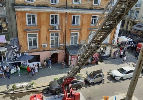 Прямо за Оперный театром: в центре Одессы загорелась квартира
