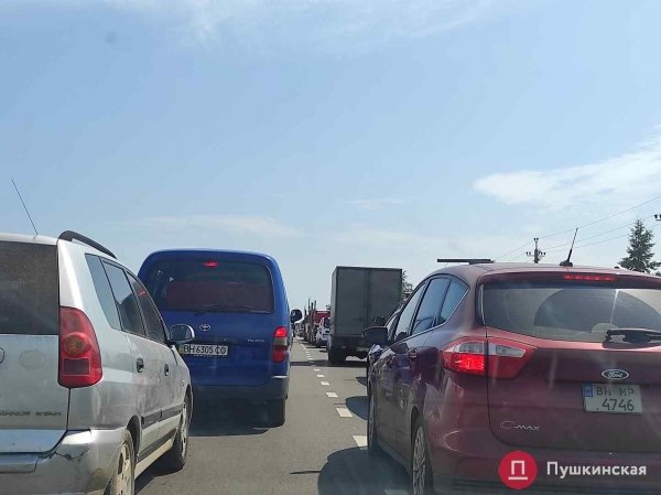 Все на море: трасса Одесса — Черноморск не справилась с количеством авто и замерла в пробке. Фото