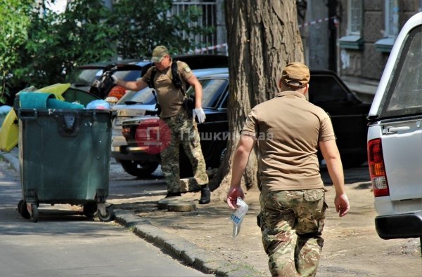 В одном из переулков Одессы выброшенные «противотанковые мины» надели шума. Фото