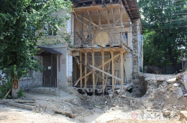 В Аккермане разбирают разрушающийся центр админуслуг 