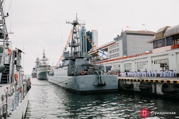 Полный порт «смертельной красоты», Зеленский и самолёты: как на Одесском морвокзале день ВМС отмечали