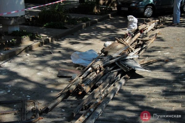 Очередной обвал в Одессе: карниз памятника архитектуры сорвал кондиционеры и рухнул на тротуар