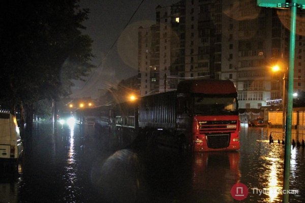 Утонувшие авто и смытый асфальт: как улицы Одессы выглядели сразу после мощнейшего ливня. Фоторепортаж