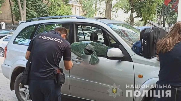 Разбил окно и выхватил сумку с деньгами: в центре Одессы полиция задержала грабителя