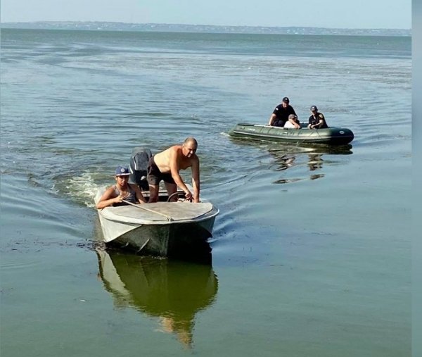 В Днестровском лимане спасли подростка на надувном матрасе