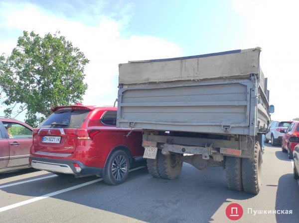 Все на море: трасса Одесса — Черноморск не справилась с количеством авто и замерла в пробке. Фото