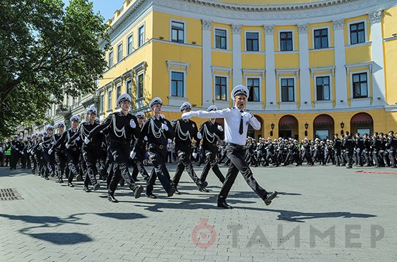 Офицерский вальс и барабанное подразделение: выпуск будущих полицейских состоялся у статуи Дюка