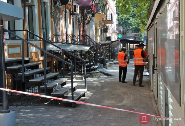 Очередной обвал в Одессе: карниз памятника архитектуры сорвал кондиционеры и рухнул на тротуар