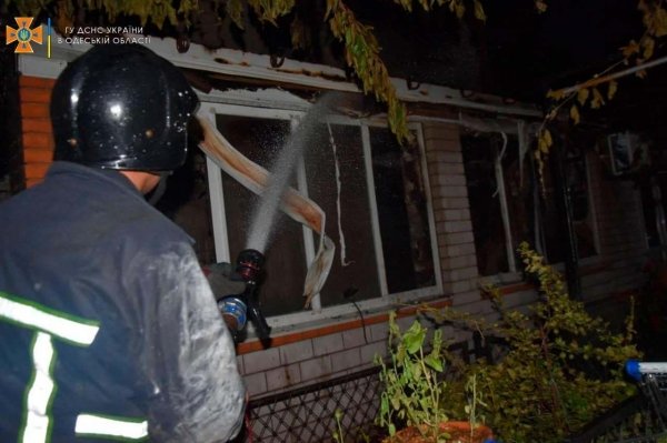 Под Одессой ночью вспыхнул частный дом: огонь дошел до крыши соседей. Фото