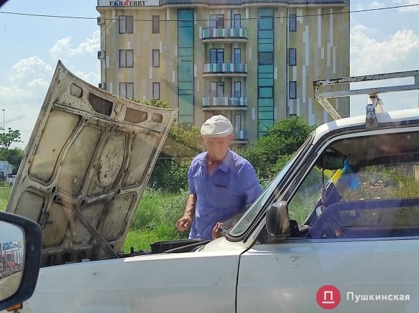 Все на море: трасса Одесса — Черноморск не справилась с количеством авто и замерла в пробке. Фото