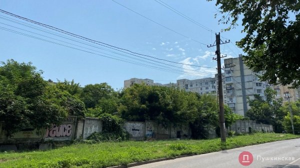 Заброшенный сквер у «новой мэрии» Одессы решили инвентаризировать, пока его не продали частники. Фото