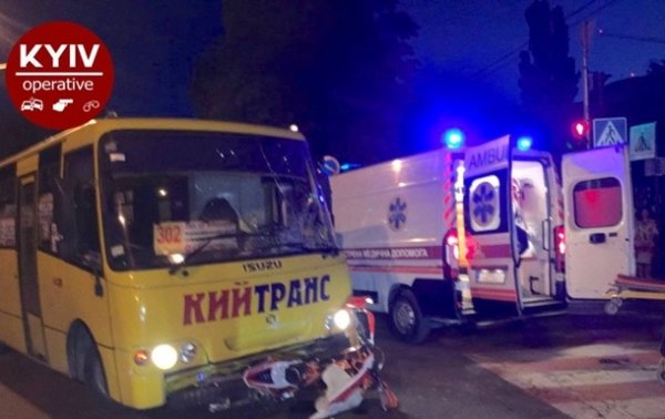 Под Киевом маршрутка сбила мотоцикл, пострадал водитель байка