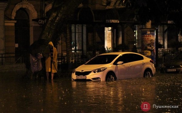 Утонувшие авто и смытый асфальт: как улицы Одессы выглядели сразу после мощнейшего ливня. Фоторепортаж