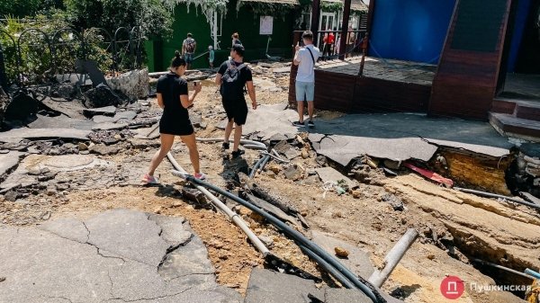 Мусор, размытая дорога и вырванный асфальт: как выглядит Аркадия после ночного ливня. Фоторепортаж