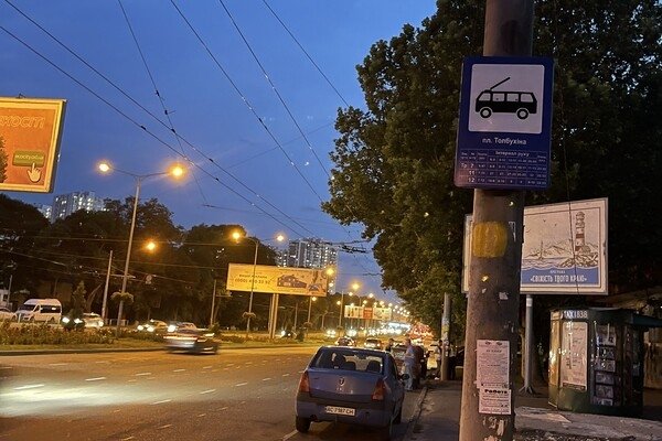 Одесситы начали парковаться на велополосе: какой штраф они заплатят