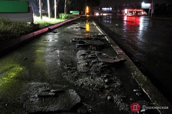 Утонувшие авто и смытый асфальт: как улицы Одессы выглядели сразу после мощнейшего ливня. Фоторепортаж