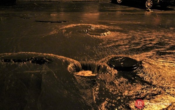 Утонувшие авто и смытый асфальт: как улицы Одессы выглядели сразу после мощнейшего ливня. Фоторепортаж