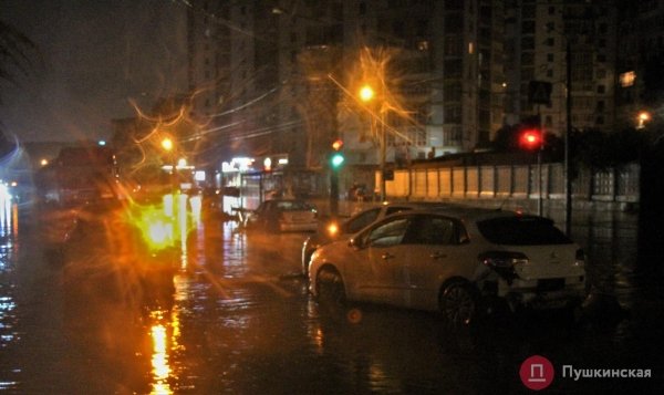 «Когда нас потащило, я уж думал прощаться с жизнью»: водитель рассказал, как спасался из авто на затопленной Балковской