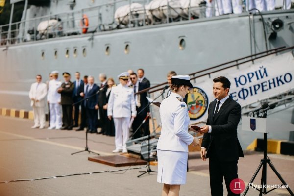 Полный порт «смертельной красоты», Зеленский и самолёты: как на Одесском морвокзале день ВМС отмечали