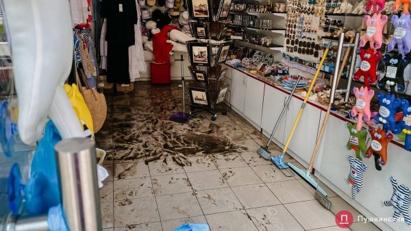 Мусор, размытая дорога и вырванный асфальт: как выглядит Аркадия после ночного ливня. Фоторепортаж