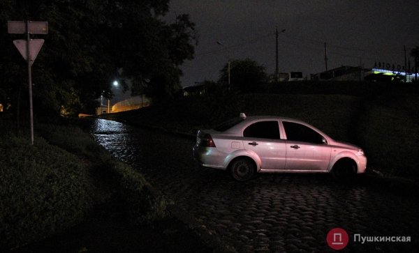 «Когда нас потащило, я уж думал прощаться с жизнью»: водитель рассказал, как спасался из авто на затопленной Балковской