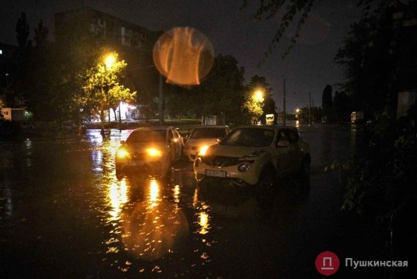 «Когда нас потащило, я уж думал прощаться с жизнью»: водитель рассказал, как спасался из авто на затопленной Балковской
