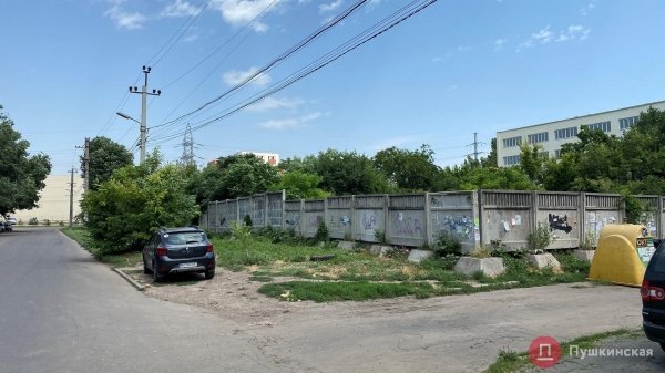 Заброшенный сквер у «новой мэрии» Одессы решили инвентаризировать, пока его не продали частники. Фото