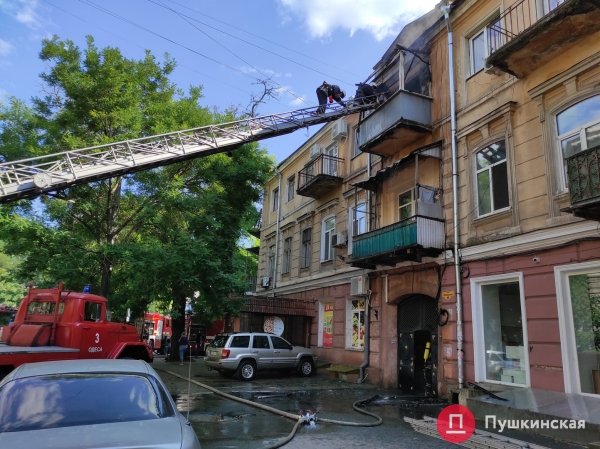 В центре Одессы загорелся жилой дом, на месте работает ГСЧС. Видео, обновлено