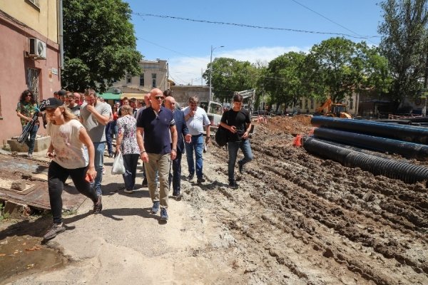 Одесситы замусоривают котлованы возле Привоза — Труханов негодует 