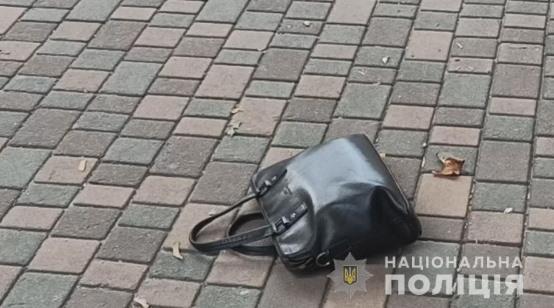 Разбил окно и выхватил сумку с деньгами: в центре Одессы полиция задержала грабителя