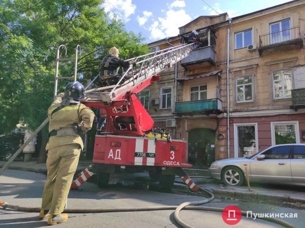 В центре Одессы загорелся жилой дом, на месте работает ГСЧС. Видео, обновлено