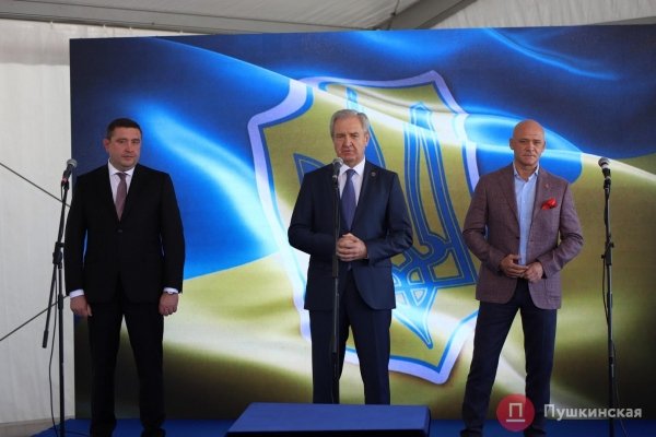 Первая посадка, первый взлет: как в одесском аэропорту открывали новую взлетку. Фоторепортаж