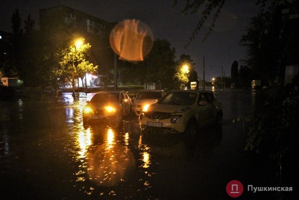 Утонувшие авто и смытый асфальт: как улицы Одессы выглядели сразу после мощнейшего ливня. Фоторепортаж