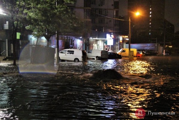 Утонувшие авто и смытый асфальт: как улицы Одессы выглядели сразу после мощнейшего ливня. Фоторепортаж