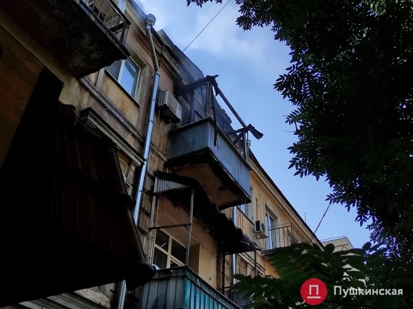 В центре Одессы загорелся жилой дом, на месте работает ГСЧС. Видео, обновлено