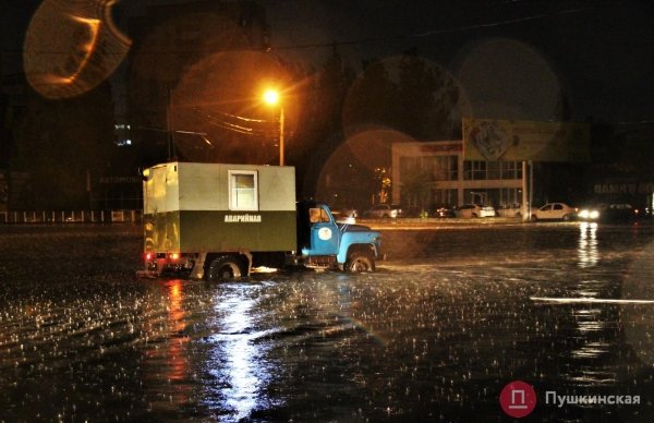 Утонувшие авто и смытый асфальт: как улицы Одессы выглядели сразу после мощнейшего ливня. Фоторепортаж