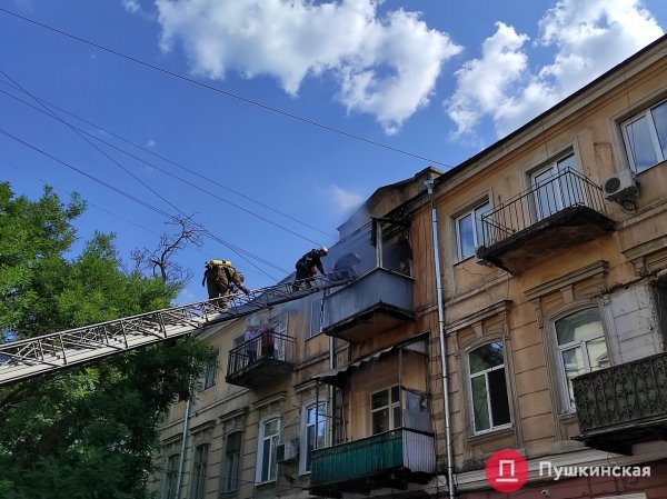 В центре Одессы загорелся жилой дом, на месте работает ГСЧС. Видео, обновлено