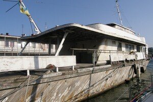 Пять лет под водой: в Одесском порту подняли со дна "катер Брежнева"