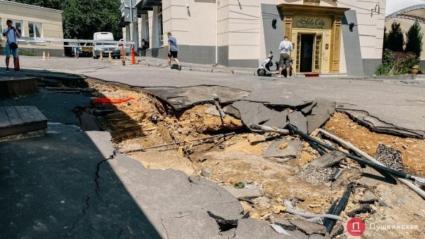 Мусор, размытая дорога и вырванный асфальт: как выглядит Аркадия после ночного ливня. Фоторепортаж