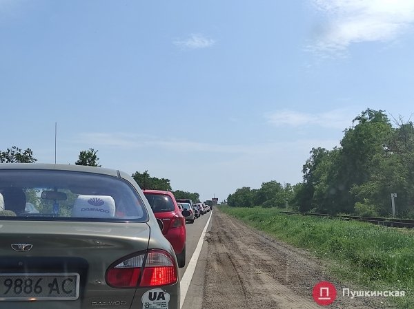 Все на море: трасса Одесса — Черноморск не справилась с количеством авто и замерла в пробке. Фото