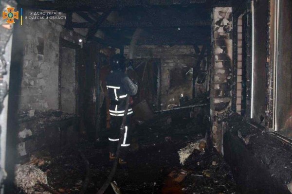 Под Одессой ночью вспыхнул частный дом: огонь дошел до крыши соседей. Фото