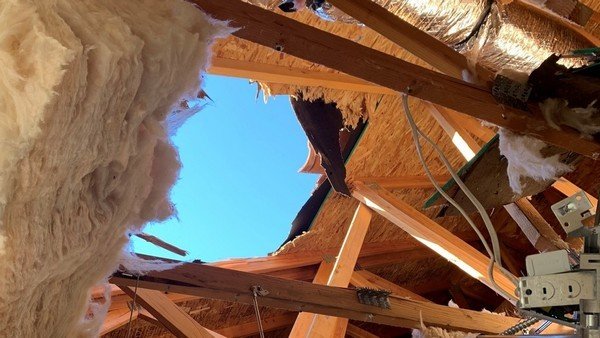 Парашутист дивом вижив, пробивши дах житлового будинку і приземлившись в кухні