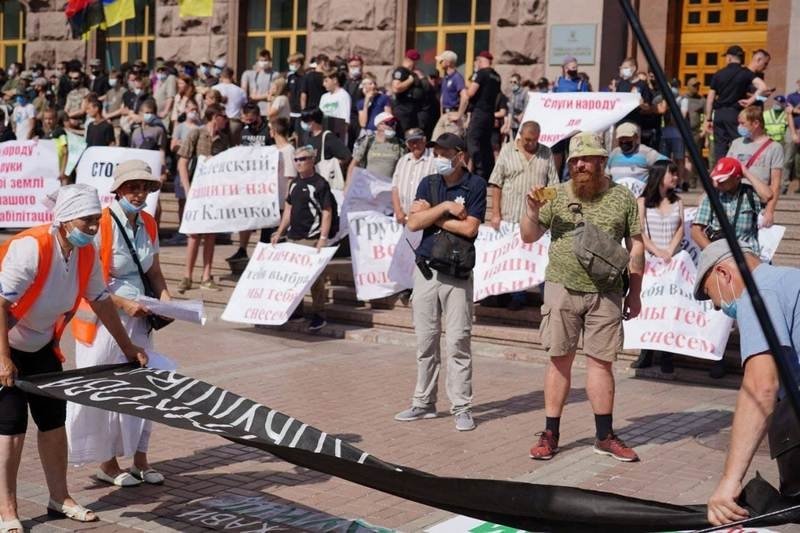 Тисячі представників бізнесу протестували в столиці проти нових правил для МАФів
