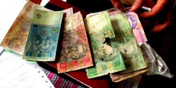 Украинцам подсказали, как обменять поврежденные купюры